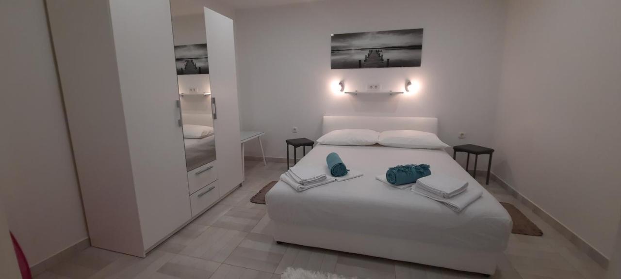 Apartments Suho Komiža Extérieur photo